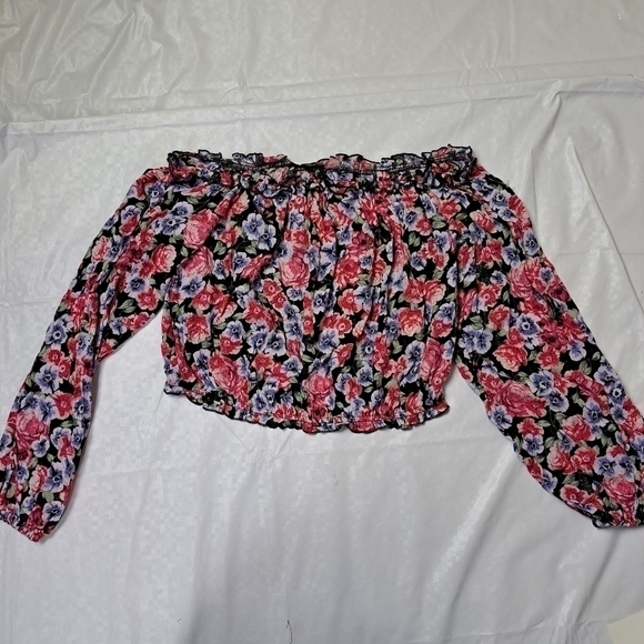 Dynamite Printed Off-the-Shoulder‎ Blouse - Picture 4 of 10